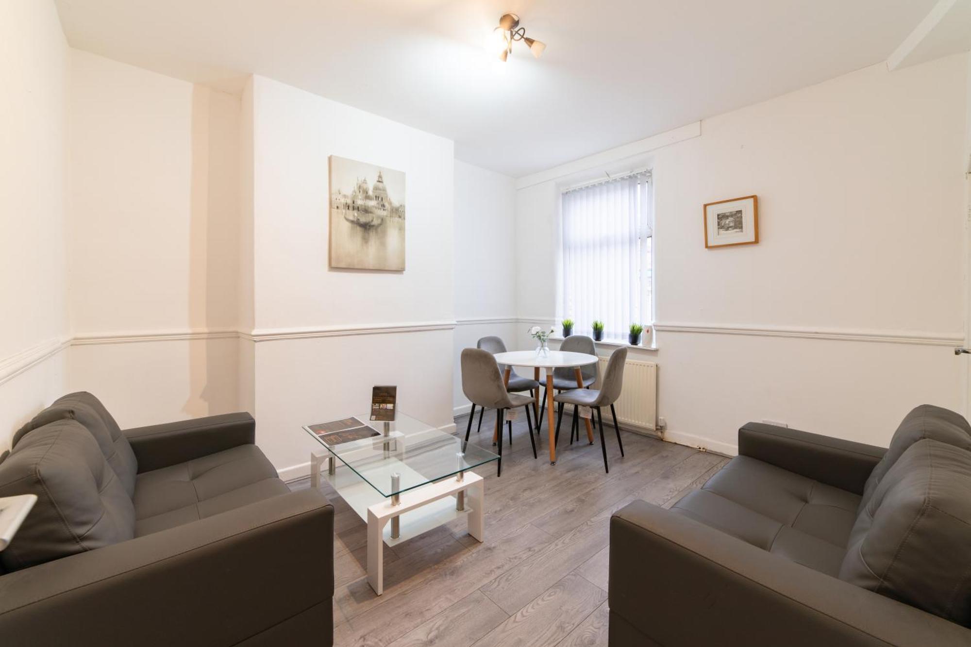 Cozy In Shared Near Anfield Stadium With Parking And Wifi